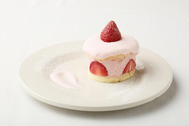 画像: ●商品名 :いちごのショートケーキ ●販売価格:750円(ドリンクセット 1,050円~) ●商品説明:甘酸っぱいいちごとふわふわのスポンジを、いちごがほんのり香る優しいピンク色のクリームで飾った定番のショートケーキ。