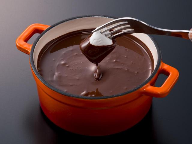 画像: デザート“ブラック” デザートも!チョコレートフォンデュスタイルで。