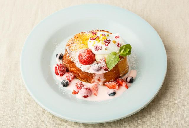 画像: ●商品名 :ふわとろフレンチ ~いちごみるく~ バニラアイスクリーム添え ●販売価格:1,300円(ドリンクセット 1,600円~) ●商品説明:真っ赤なフレッシュいちごと、クリーミーないちごのムースを添えた当店一押しの期間限定ふわとろフレンチ。ほんのり甘いピンク色のいちごみるくソースをかけてお召し上がりください。