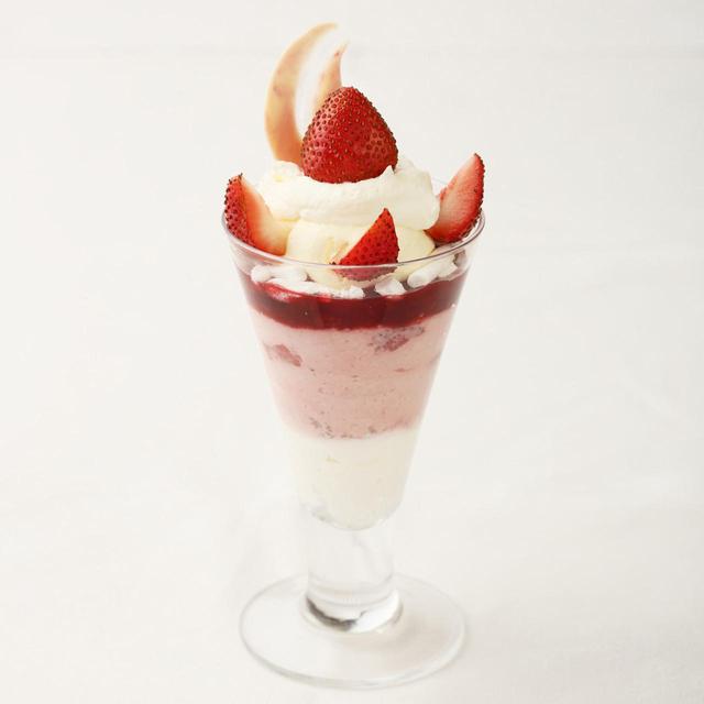 画像: ●商品名 :贅沢いちごのパフェ ●販売価格:980円(ドリンクセット 1280円~) ●商品説明:贅沢にいちごを使い、いちごムース、ヨーグルトやサクサク食感が楽しいメレンゲといちごピンクのグラデーションが可愛らしいパフェ。