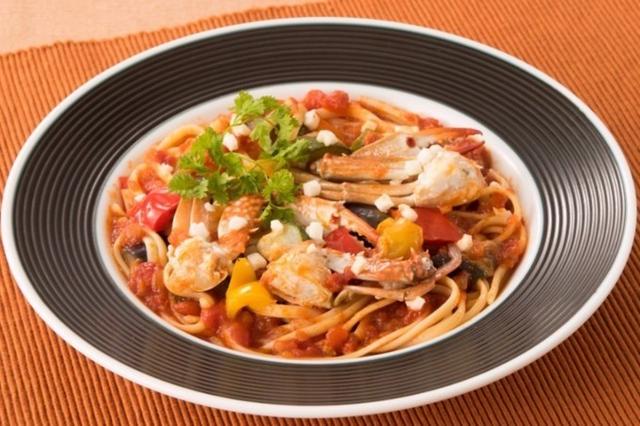 画像: 「渡り蟹とトマトのリングイネ」 パプリカ等のイタリアン野菜とお店特製のトマトソースを合わせたパスタです。 渡りガニはソテーした後に、ブランデーで香り付けをしておりますので、芳醇な香りがお楽しみいただけます。