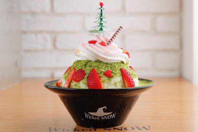 画像: ■ウィキッドツリー(Wicked Tree) 特徴:練乳、ミルク、生クリームを独自ブレンドした氷を使用し、口溶けの 良さを追求したパウダースノーのようなふわっふわっ食感のかき氷の 中にはあずき、抹茶パウダーが氷の上に広がりイチゴとの相性抜群! 見た目の可愛らしさからは想像できない和の味を楽しめます。 こちらの商品にもこの時期だけの生クリームをトッピング。 価格:1,200円(税込)