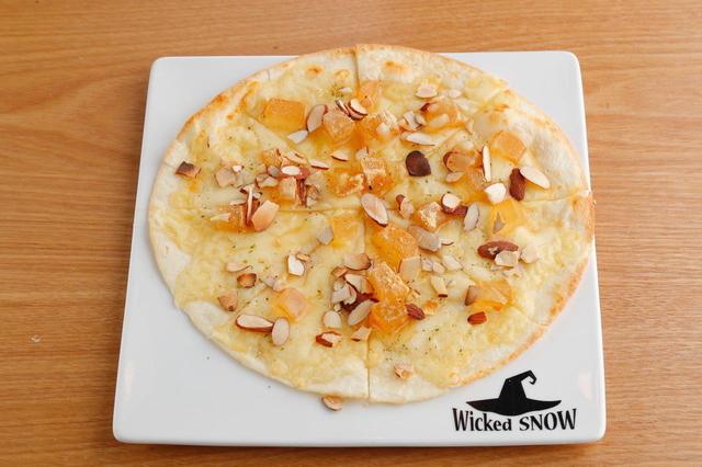 画像: ■きな粉もちピザ 特徴:コクのあるチーズに、わらび餅のモチモチした食感と はちみつの甘さが絶妙な組み合わせ。 価格:580円(税込)