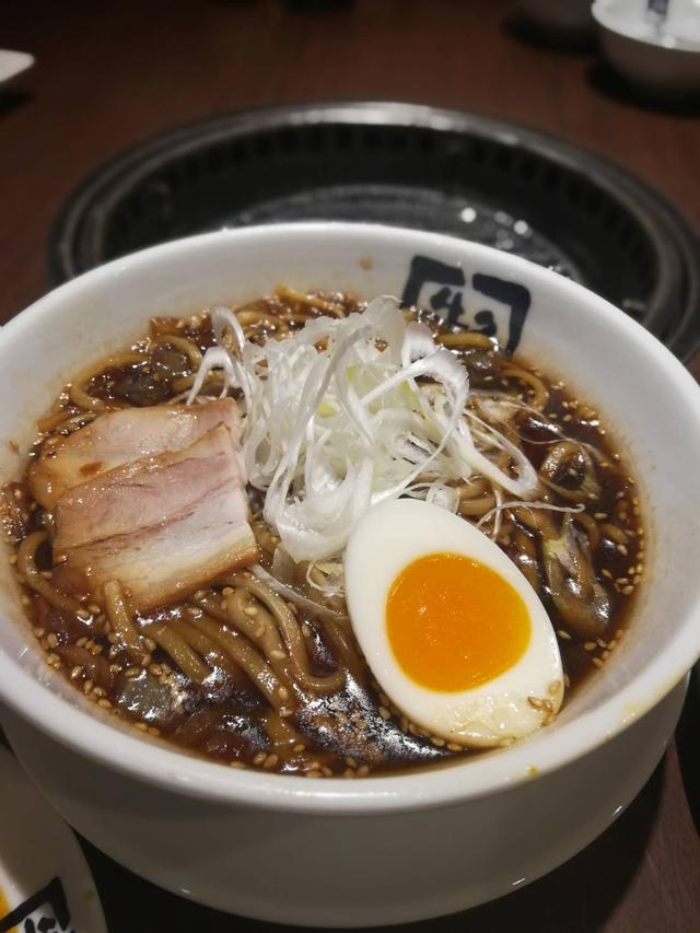 画像: 牛角黒ラーメン 690円 たっぷりの海苔とにんにくが味の決め手!コクがあるのにあっさり!〆の一杯にどうぞ。スープもゴクゴクいけちゃうので要注意!