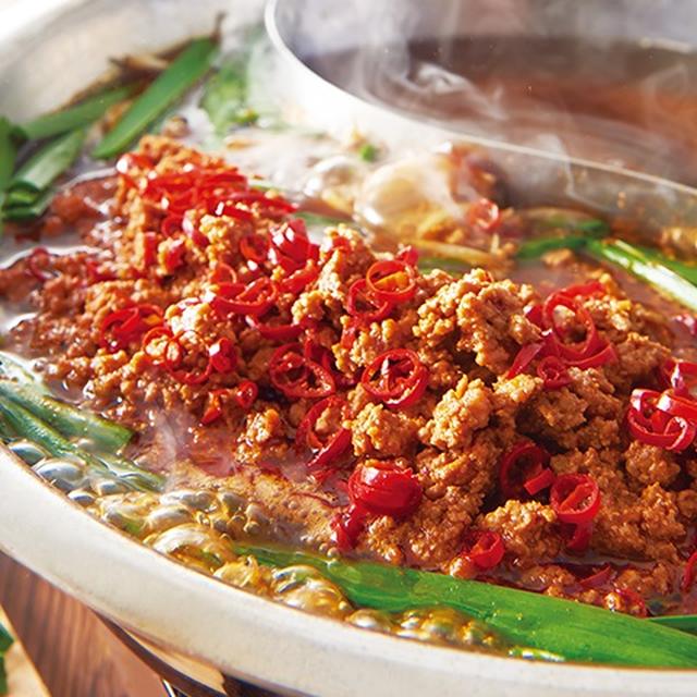 画像: 担々肉鍋 温野菜史上一番人気の季節商品が復活。熱々のお鍋に唐辛子の辛味とぷりっぷりのもつが入り、やみつきになる新名物鍋。