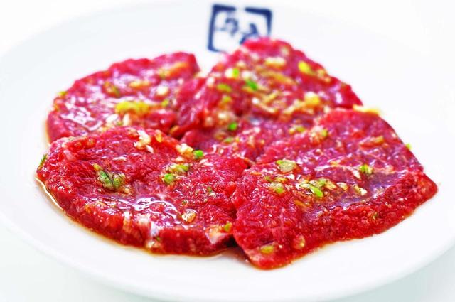 画像: 塩ロース 590円 「誰が食べても美味しいロースを」。辿り着いたのが30日間熟成させて旨みをとじ込めた肩ロースです。肉を知り尽くしたプロが、最もおいしさを感じられる厚みを求め1mm単位にこだわりました。1枚1枚丁寧にカットし秘伝の塩ダレをしっかり揉み込む事で、しっとりとした赤身の味わいと熟成の旨みを堪能できます。30日間熟成された旨味をどうぞ!