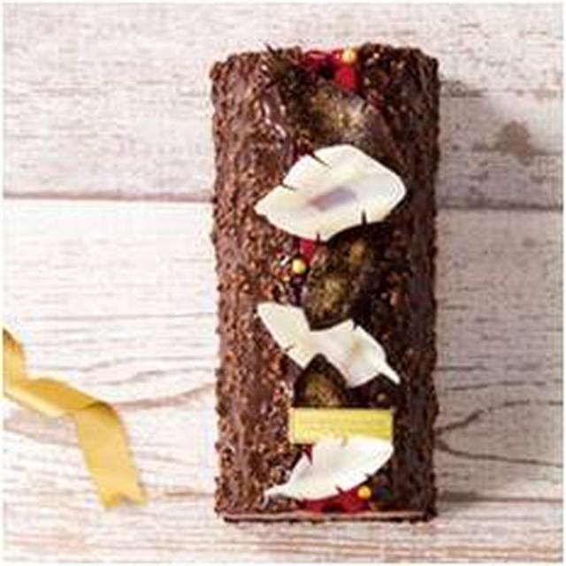 画像: ブッシュドノエル 4,200円(税抜) カシスのチョコレートムースとマロンクリームをチョコレートでコーティング。キルシュを使用した深い味わいが楽しめる大人なブッシュドノエル。繊細な天使の羽根飾りがシックな雰囲気を演出します。