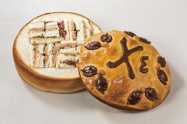 画像: パンシュープリーズ 4,500円(税抜) 大きなパンをくり抜いた器にメゾンカイザーのシェフ特製サンドイッチ4種をぎっしり詰め込みました。おもたせやホームパーティー等に喜んでいただけること間違いなしです。