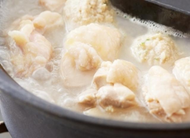 画像: 博多水炊き鍋 鶏ガラを丁寧にじっくり煮込むことで、鶏本来の旨味を十分に引き出したコラーゲンたっぷりの濃厚な鶏白湯スープ。