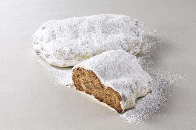 画像: りんごのシュトーレン 2,800円(税抜) ハーフサイズ 1,400円(税抜) 一年間漬け込んだドライフルーツをふんだんに使用した数量限定のシュトーレンです。プレゼントにもおすすめな専用箱と紙袋がつきます。 ※専用箱・紙袋は、ハーフサイズにはつきません。 ※本商品は店頭にて販売いたします。