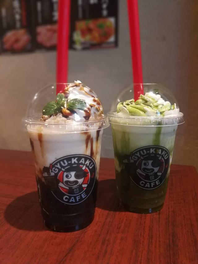 画像: 牛角ジェリーラテ 390円 (左:カフェラテ 右:抹茶) とろ~り、ひんやり!ゼリーと氷の飲む新食感のデザート。お口直しには最高です。今回のリニューアルでレギュラー商品化に!テイクアウトもあるので、帰りながらいただくのもよし!