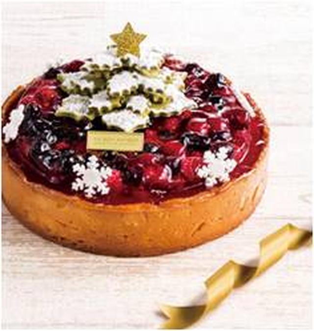 画像: ノエルモンジュ 5,000円(税抜) 食感の良いタルト生地にフロマージュブランクリームを重ね、甘酸っぱい4種のベリージュレを乗せた傑作タルト。ピスタチオクッキーで作られた大きなツリーがクリスマス感を一層高めます。華やかなパーティーに。