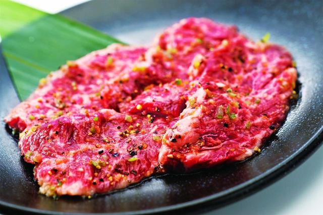 画像: 塩上ハラミ 690円 30日間熟成したハラミだからこそ柔らかさが一層際立ちます。丁寧に揉み込んだ秘伝の塩ダレと隠し味のブラックペッパーの味付けがヤミツキになる一皿です。ヘルシーなので女性にも大人気だとか!