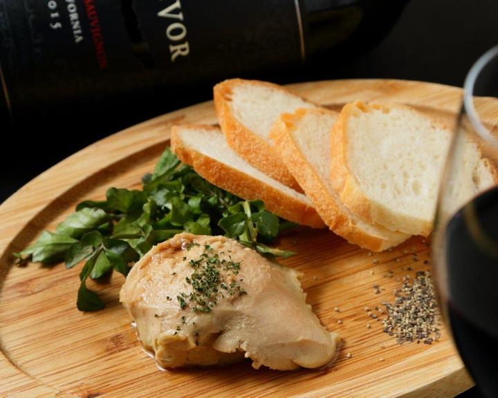 画像: 「レバーパテ」500円(税抜) 滑らかな舌触りの自家製パテ。常時10種類ほど揃っているワインと一緒にお召し上がりください。