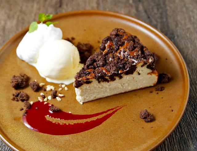 画像: ▲コーヒークランブルチーズケーキ 芦屋エビアンコーヒーを使用したクランブルがチーズケーキと相性抜群!サクッと、しっとり美味しいコラボレーション!※冬季限定