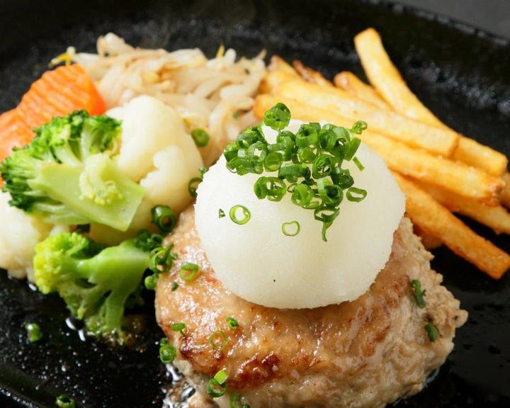 画像: 「飲めるハンバーグ」ランチ/レギュラー:1,100円(税込)ラージ:1,580円(税込)、ディナー/レギュラー:1,580円(税込)ラージ:2,400円(税込) 黒毛和牛を100%使用した当店の看板メニュー。中はレアな状態に焼いているためとろっとした食感を味わうことができます。味付けは6種類のソースからお選びください。