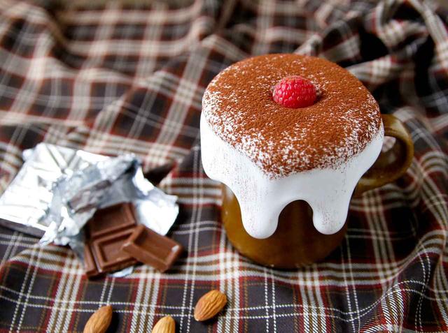 画像: ▲マシュマロ ショコラ ケーキのようなスイーツドリンク!とろけたマシュマロのしたには、アーモンドミルクとチョコレートをあわせたホットココアが!