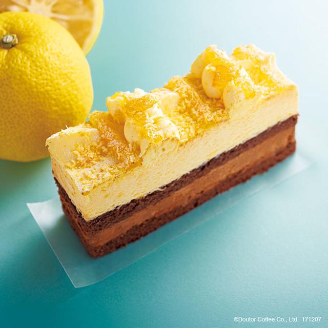 画像: 商品名:国産ゆず&ショコラ 販売価格:480円(税込) ローストしたアーモンドナッツ入りのショコラクリームをココアスポンジでサンドし、その上にゆずムースを重ねました。トッピングにもゆずソースやシロップ漬けのゆずダイスを使用。さらに、サクッとした食感を楽しめるココナッツもプラスしています。国産ゆずのほどよい酸味とショコラの甘みがマッチした新作スイーツです。