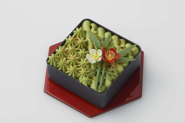 画像: ピスタチオのケーキ ショコラムースにあわせたのは、ピスタチオのムースとクリーム、そしてトッピングのピスタチオ。 ピスタチオをさまざまな角度から味わえます。