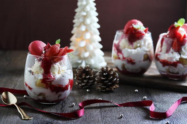 画像: ■■町田店限定■■ ※12/22(水)~12/25(月) 「いちごとフランボワーズのクリスマスパフェ」 800円(税抜) 真っ赤ないちごとピンク色のマカロンの彩りが可愛いクリスマスパフェ。 バニラアイスに甘酸っぱいフランボワーズソース、ヨーグルトの爽やかさで甘すぎず大人な仕上がりに。 町田店限定クリスマスデザートをお楽しみください!