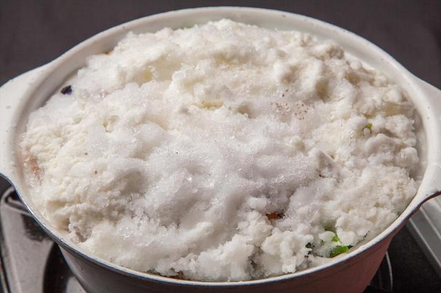画像2: グリーン野菜と食用花で雪解けを表現!ムービー映えするヘルシー鍋 15種緑黄色野菜とローストチキンの雪山鍋 1人前1,680円