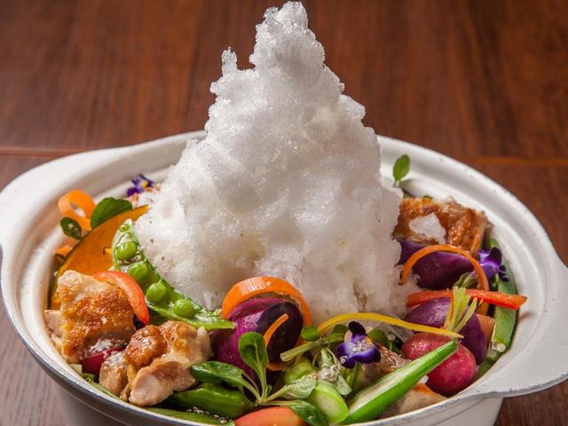画像1: グリーン野菜と食用花で雪解けを表現!ムービー映えするヘルシー鍋 15種緑黄色野菜とローストチキンの雪山鍋 1人前1,680円