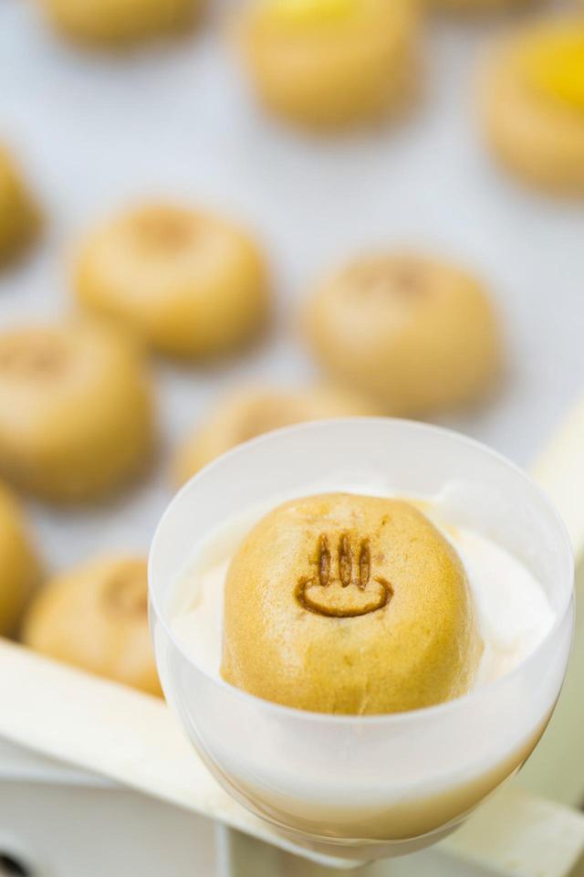 画像: まんじゅうの中にプリンじゃない!プリンの上にまんじゅうが…! 「温泉まんじゅうプリン」 販売価格500円(税込)