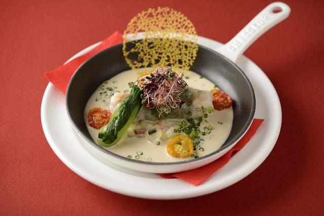 画像: ■「魚料理」:平目と白身魚ムースのクレピネット包み焼き 白ワインソース~Cristaux de neige~雪の結晶:単品2,800円 平目と白身魚ムース、旨味のプレゼントをクレピネットで包み込み、 優しく火を通して仕上げました。雪に見立てた白ワインソースとサフラン風味のチュイル(クッキー)での食感をお楽しみ下さい。