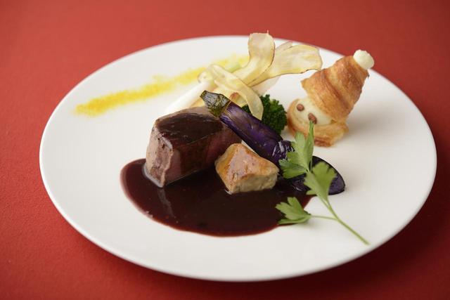 画像: ■「肉料理」:牛フィレ肉のロティ フォアグラソテー添え トリュフ香る赤ワインソース~Sainte nuit~聖なる夜:単品3,200円 牛フィレ肉を真空し、低温でゆっくりと時間をかけて柔らかく仕上げました。希少なフォアグラとトリュフ香る濃厚で艶のある赤ワインソースを絡めてお召し上がり下さい。