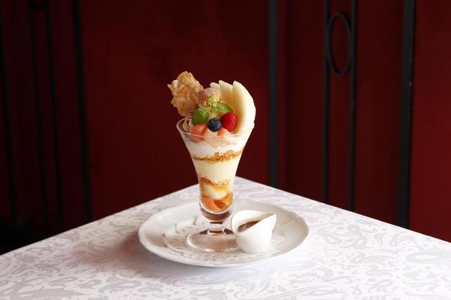 画像: 「新潟県 渡辺果樹園産 ル・レクチェのパフェ」 1,980円 ※12月26日(火)~29日(金)までの4日間 モーツァルトを聴かせながら熟成させた風味豊かな“ル・レクチェ”のパフェです。まろやかで上品な甘さと香ばしさを効かせたプラリネソースとの組み合わせにより、優しく奥深い味わいを広げます。