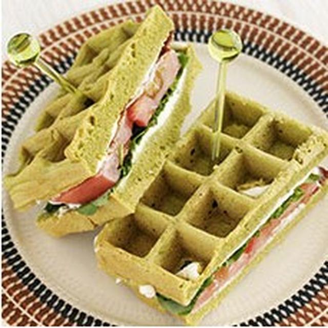 画像: ユーグレナを混ぜたワッフル
