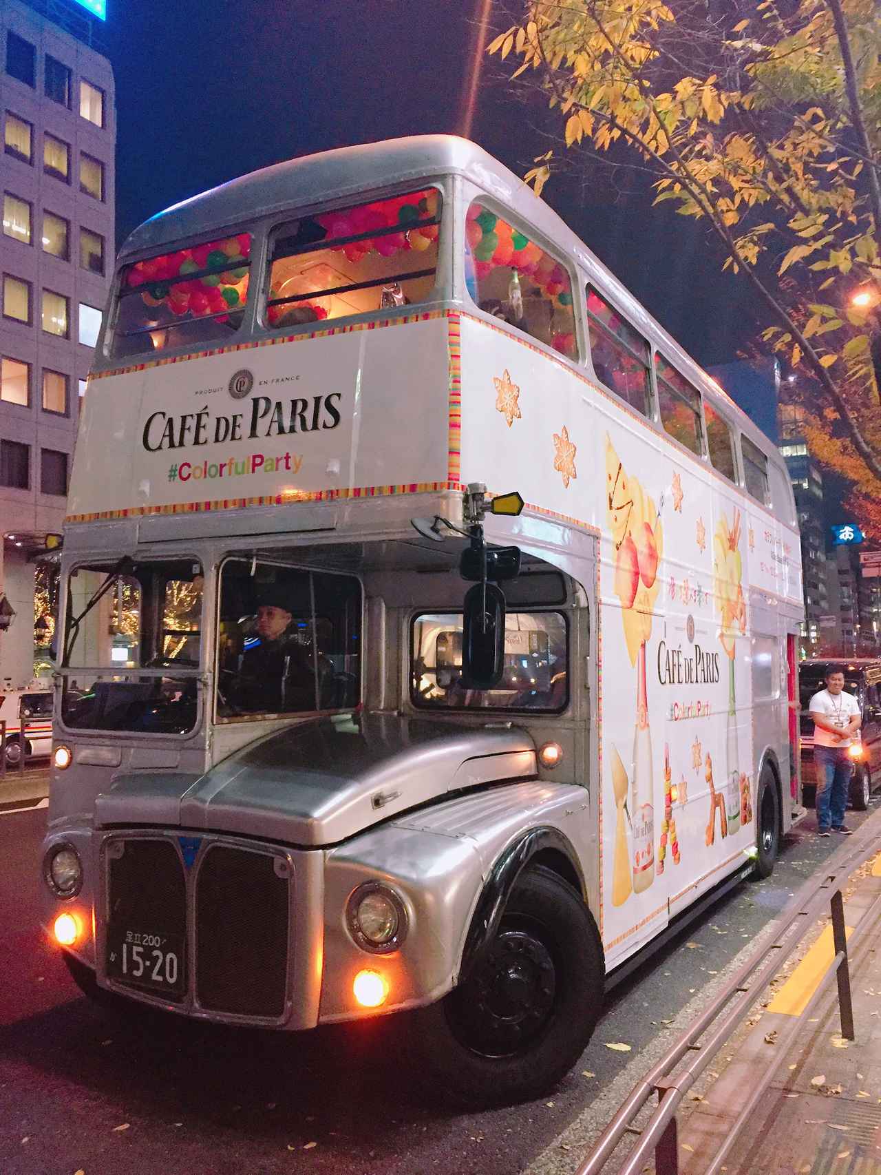 画像1: イルミネーションスポットをクルージングするパーティーバスも♡