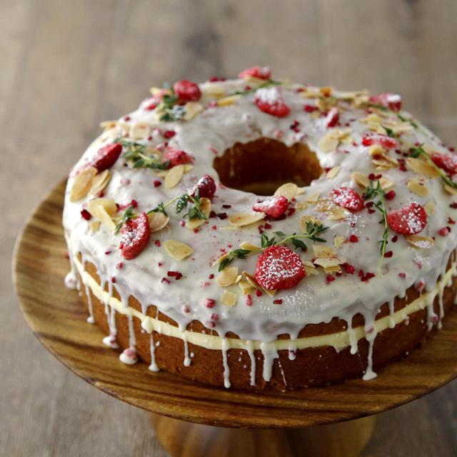 画像: ▲スノーリングケーキ リング型に焼いたスポンジ生地にクリームチーズとベリーソースをサンドし、ホワイトチョコレートでコーティング。