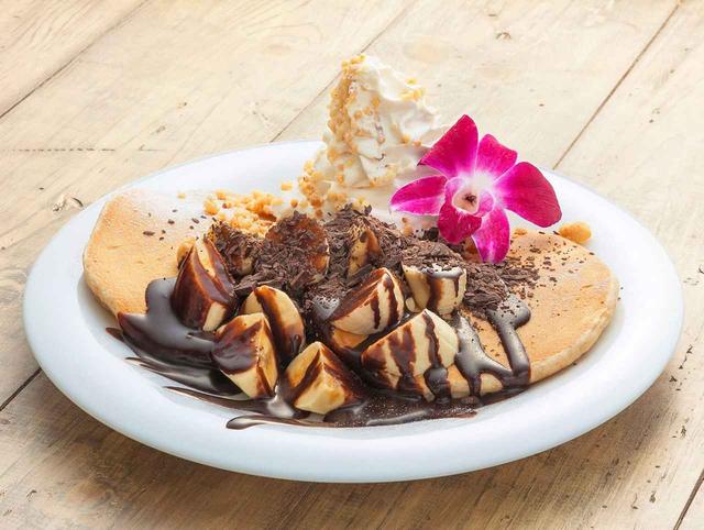 画像: ◆ダブルチョコレート&バナナ・パンケーキ 甘いチョコソースとビターなチョコチップのバランスが絶妙!チョコ好きにはたまらない一品。