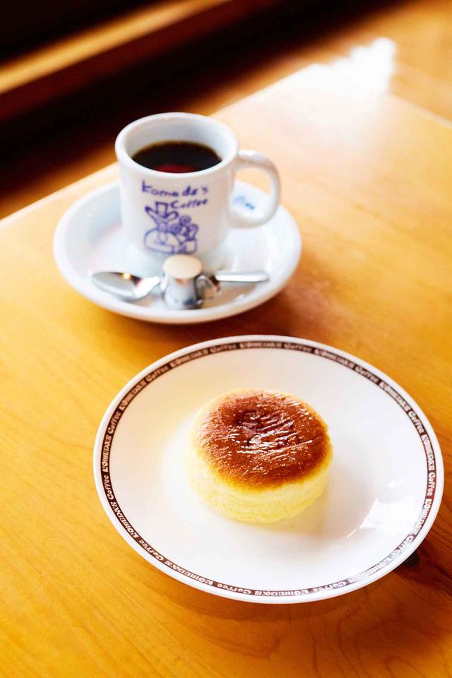 画像: 「とろ~りチーズスフレ」 380円(税込) NEW! この冬のイチオシ!コメダ初のあたたかいケーキです。昔ながらのチーズスフレケーキをフォンダンショコラ風にアレンジしました。スフレ生地の中にはとろ~りとしたクリームチーズ。クリーミーでまろやかなマスカルポーネの風味をお楽しみいただけます。コメダおじさんの刻印もキュート。 ※原材料にはちみつを使用しています。乳幼児の方はご注意ください。