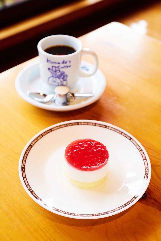 画像: 「円(まどか)」 360円(税込) NEW! 日本の伝統的な甘味飲料「甘酒」がケーキになりました。甘酒の原料である、米と米麹から作られた「酒粕」を使用したさっぱりとした甘さが特徴のムースケーキです。甘酸っぱいラズベリー&ストロベリーのゼリーがアクセント。 ※原材料に酒粕(アルコール)を使用しています。