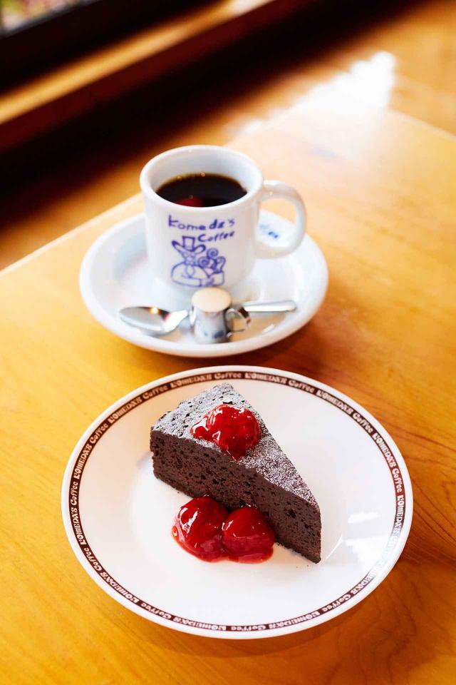 画像: 「チョコっとベリー」 380円(税込) NEW! 甘いものが恋しくなる、これからの季節にぴったりなガトーショコラ。クーベルチュールチョコレートの深みのある味わいが自慢のケーキです。表面には果肉たっぷりのいちごソースをトッピング。甘みと酸味のハーモニーをお楽しみください。 ※原材料に洋酒(アルコール)を使用しています。