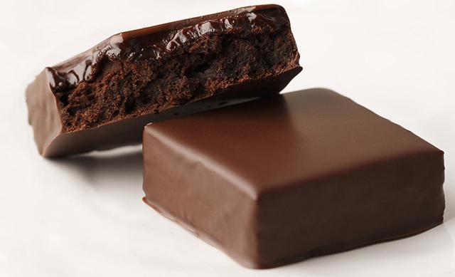 画像: 「パリトロ・ジャスミン」 チョコレートケーキのしっとり・なめらかな口どけと、アジアンリゾートを彷彿させる華やかな香りのマリアージュ。彩りと奥行くのある味わいで、フレーバーとチョコレートがお互いの良さを引き立てます。