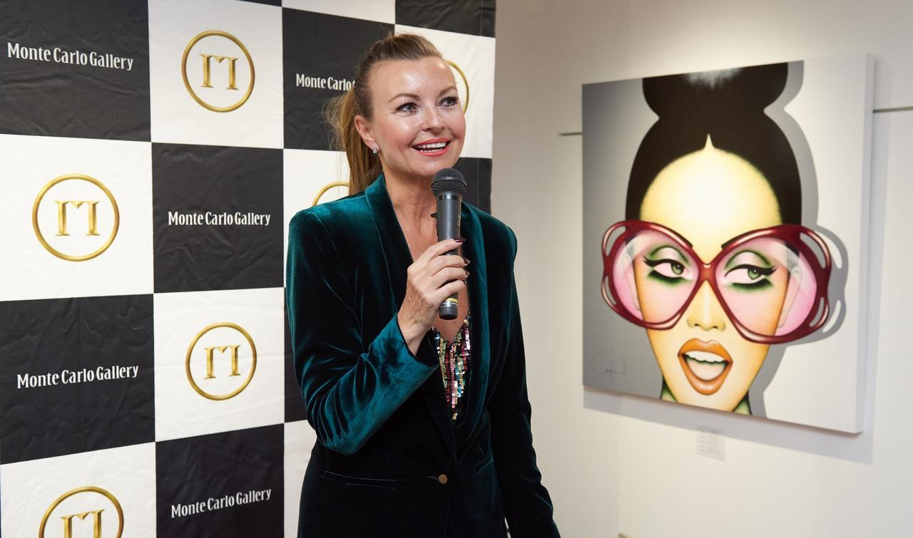 画像: ANJA VAN HERLE(アンヤ・ヴァン・ヘール)プロフィール ベルギー生まれ。幼少の頃からファッションデザインに興味を持ち、ベルギー有数のアート教育学院に入学し、修士号を取得。その後、LAに拠点をうつし、ヨーロッパのハイファッションセンスと、アメリカの冒険的センスを融合することに集中しました。アンヤの描く女性は、遊び心にあふれつつもセクシーで、古典と現代のファッションをうまくミックスさせた素晴らしい体系を作り上げています。2017年、モンテカルロギャラリーが日本における独占契約を締結。 SOLO SHOW 2017 - Oliver Cole Gallery, Miami, FL 2017 - Galerie Virginie Barrou Planquart, Paris, France 2016 - New Gallery of Modern Art, Charlotte, NC 2016 - Joanne Artman Gallery, Laguna Beach 2016 - Gallery 1949, Aspen, Colorado 2015 - 212 Gallery, Aspen, Colorado 2015 - Michael J. Wolf Fine Arts, San Dieg 2015 - Art Angels, Los Angeles 2015 - Signature Gallery, Las Vegas 2015 - Palm Springs Fine Art Fair, 2015 - Affordable Art Fair, NY