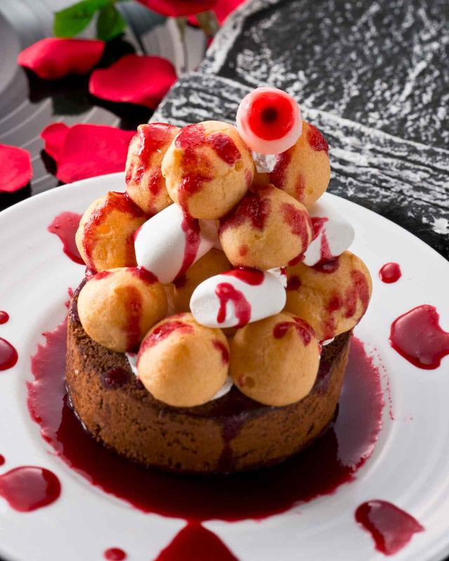 画像: 赤の重低音 ヘビーメタル ”シュータワー” ロールケーキのステージに積み上げたプチシューと赤。胃袋に残響、甘い重低音。