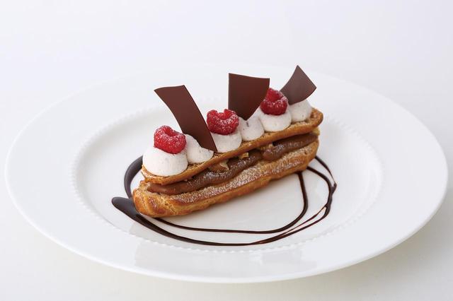 画像: ■商品名:フランボワーズ&ショコラのエクレール ■価格:713 円(税込) ■販売期間:12 月1 日(金)~ 2 月28 日(水) ■販売店舗:名鉄百貨店本店、福屋八丁堀本店、小倉コレット井筒屋、福岡三越の4 店舗 ■商品説明:甘酸っぱいフランボワーズクリームにチョコカスタードを合わせたエクレアです。
