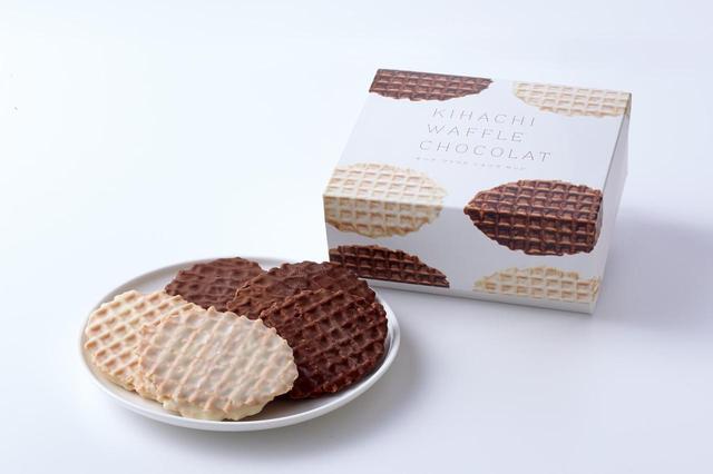 画像: ■商品名:キハチワッフルショコラサンド ■価格:5 枚入 864 円 / 8 枚入 1,296 円 / 16 枚入 2,592 円(税込) ■販売期間:販売中 ■商品説明:ザクザクとした食感で食べ応えのあるワッフルに2 種のクリーム“黒ゴマ”“フランボワーズ”をサンドして、チョコレートがけにしました。冬季限定の人気商品が今年も登場します。 ー黒胡麻ショコラクリーム ザクザクのワッフルをチョコレートでコーティングし、チョコレートのガナッシュに黒胡麻ペーストと煎り黒胡麻を加えたコクのあるクリームをサンド。 ーフランボワーズショコラクリーム ザクザクのワッフルをホワイトチョコレートでコーティングし、ホワイトチョコレートのガナッシュにラズベリーパウダーと練乳を加えたさわやかな味のクリームをサンド。