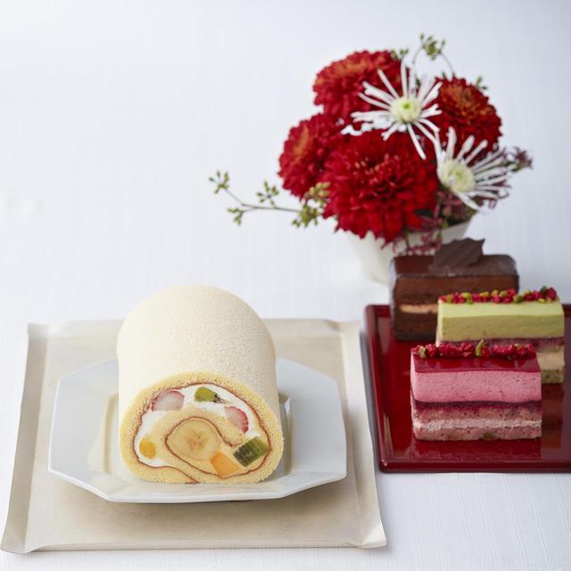 画像: ■商品名:キハチトライフルロール® ■価格:カット562 円、14cm 2,160 円(税込) ■販売期間:販売中 ■商品説明:レストランのデザートから生まれたキハチトライフルロール®。オープン以来、変わらず一番人気の商品です。苺、バナナ、キウイ、マンゴー、パパイヤの5 種のフルーツとなめらかなディプロマットクリーム、しっかりとした味わいの生クリームをしっとりとしたスポンジ生地でふわっと巻き上げました。どなたからも愛される味わいはお正月の手土産にもおすすめです。