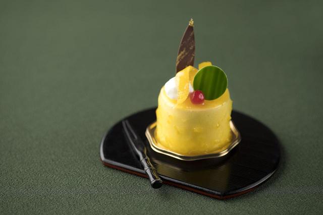画像: ◆柚子ショコラ 550円 柚子のムースの中にミルクチョコレートのムースを閉じ込め、表面を柚子の皮と柚子のゼリーでコーティングしました。トップには、柚子皮のコンポートや生クリームを飾り、柚子をまるごと堪能できる、フルーティーな甘さのショコラです。
