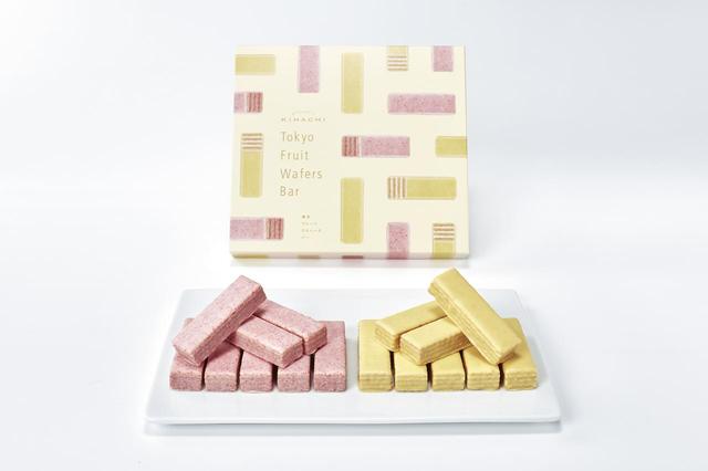 画像: ■商品名:東京フルーツウエハースバー ■価格:10 個入 1,080 円 / 16 個入 1,620 円(税込) ■販売期間:販売中 ■商品説明:2016 年7 月の発売からパティスリー キハチの“東京土産”として人気の商品。薄く軽い食感に焼き上げた生地と、なめらかなクリームを7 層にサンドしたウエハースバー。フルーツシュガーコーティングで仕上げました。“ストロベリー”“レモン”2 種類の味を楽しめます。 ーストロベリー ラズベリークリームをサンドしたウエハースバーに、ストロベリー フレーバーのシュガーコーティング。ストロベリーの甘酸っぱい 味わいと、華やかな香りが広がります。 ーレモン マスカルポーネクリームをサンドしたウエハースバーに、レモン フレーバーのシュガーコーティング。マスカルポーネチーズの 優しい味わいと、レモンの爽やかな風味が広がります。