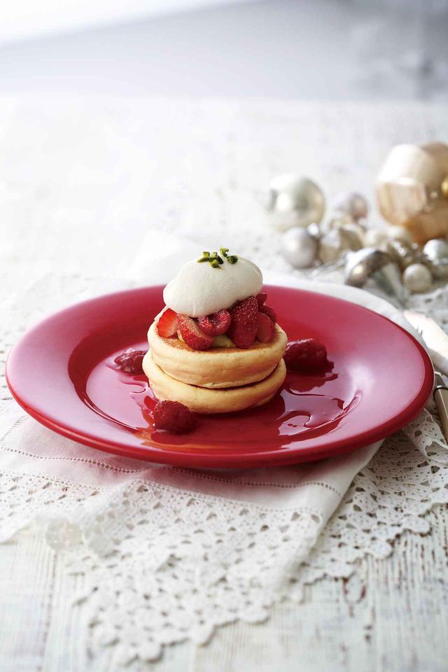 画像: ■商品名:いちごとフランボワーズのパンケーキ~クリスマスの装い~ ■価格:1,404 円(税込) ■販売期間:12 月13 日(水)~ 12 月25 日(月) ■販売店舗:名鉄百貨店本店、福屋八丁堀本店、小倉コレット井筒屋の3 店舗 ■商品説明:リコッタチーズのパンケーキにピスタチオ風味のカスタードをサンドし、フレッシュのベリーを合わせたクリスマス限定の一皿です。