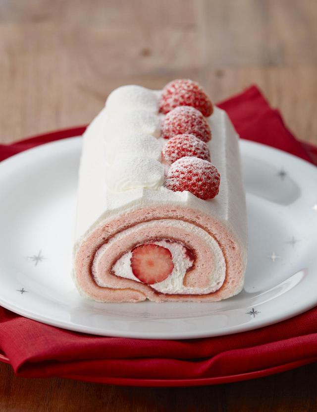 画像: ■商品名:季節のロール ストロベリー ■価格:カット584 円、14cm 2,268 円(税込) ■販売期間:12 月1 日(金)~ 2018 年1 月9 日(火) ■商品説明:まるごと一粒の苺、口どけのよい生クリーム、甘酸っぱい苺の果肉入り苺ジャムを、しっとりとしたピンク色のシフォン生地で巻き上げました。紅白が美しいロールケーキはお正月の手土産にもおすすめです。