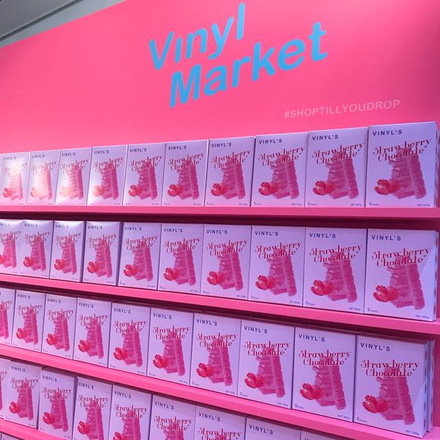 画像: 壁一面に、英字が描かれた箱が敷き詰められています♪