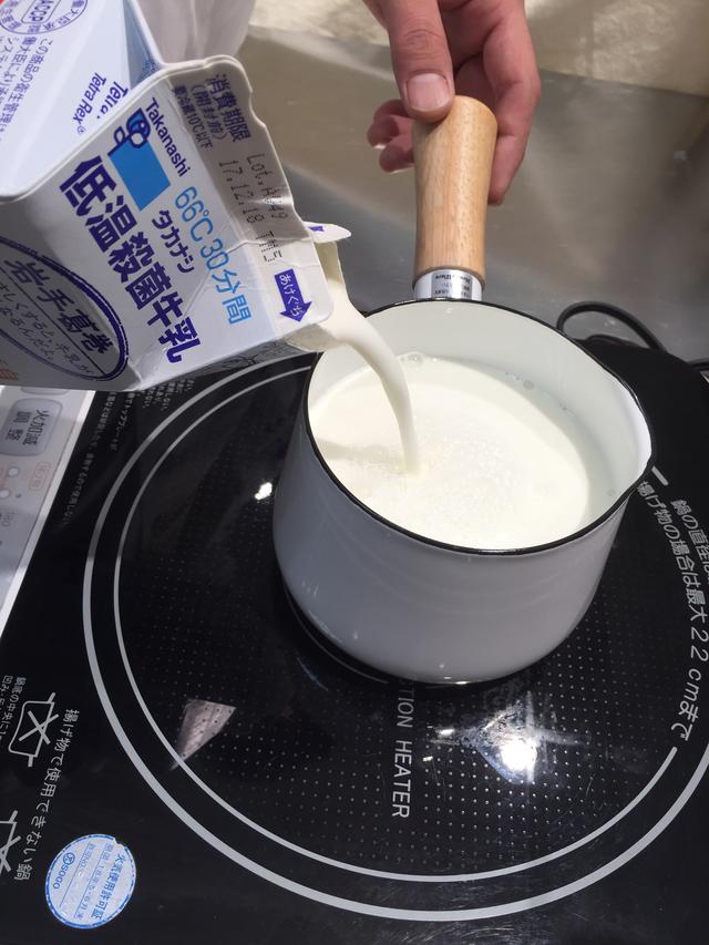画像: タカナシの牛乳を温めてもらっています