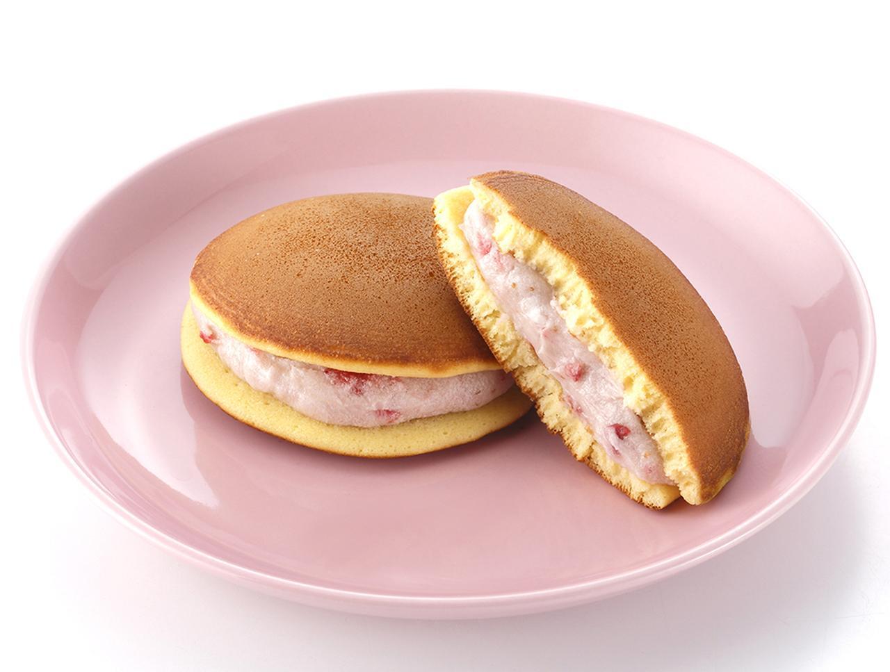 画像: 『いちごどら焼』 価格　　　： 1個 税込162円 特長　　　： カットしたいちごのコンポートとクリームを練り込んだ いちご餡を、香ばしくふわふわの皮でサンドした洋風どら焼。